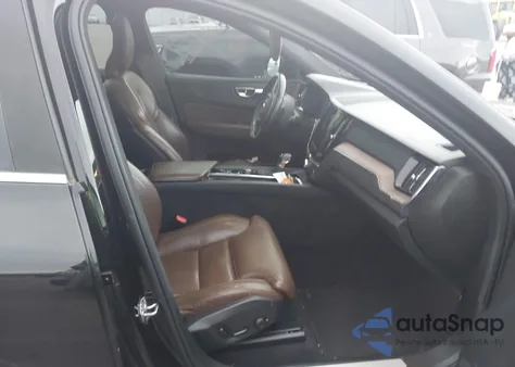 2021 Volvo Xc60 T6 Inscription z USA, uszkodzony, nr VIN YV4A22RL5M1774118